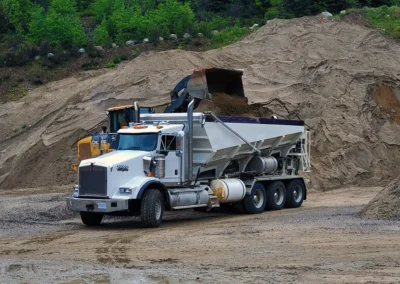 Skemxist Solutions Equipment Wheel Loader with Bucket Loading Stone Slinger Truck with Gravel